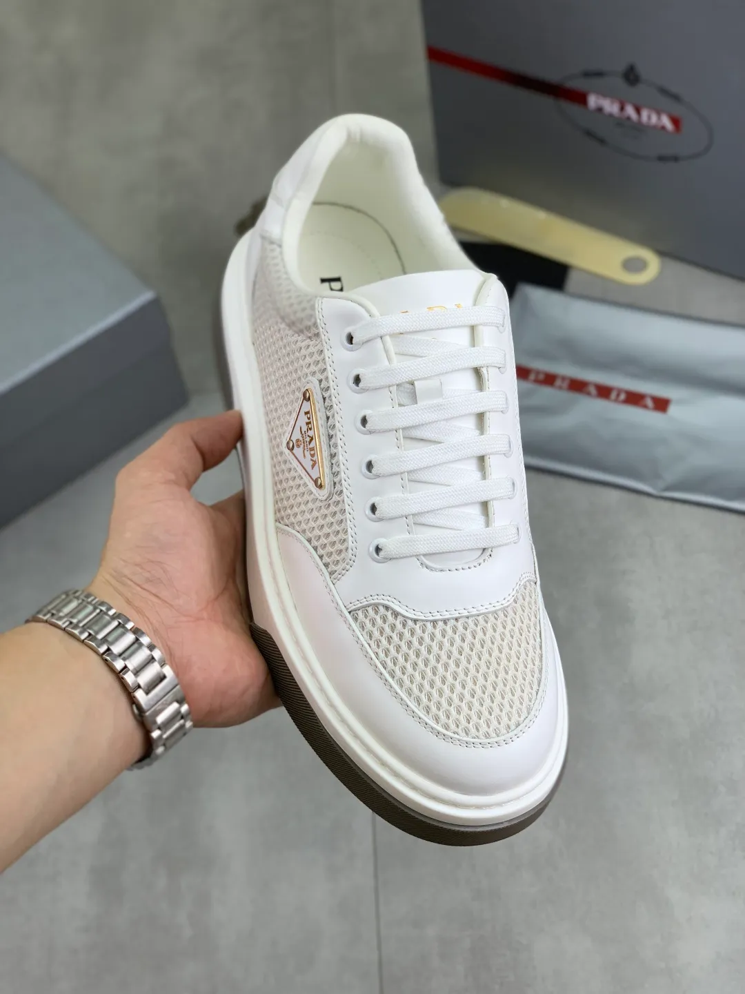 Men's Men's Shoes 💰P560 💰【New Style】 The latest model of high-quality PRADA classic men's shoes has been launched on the official website at a 1:1 replica, synchronized in Hong Kong and on the same catwalk; all made of calfskin➕imported cowhide lining, 🍡🍡original rubber outsole, non-slip and wear-resistant; comfortable on the feet, attractive style, fine workmanship, and simple and neat shoe lasts, highlighting a man's courage and toughness, 👍size 38 to 44 (45 can be customized) black White color🉑️choose